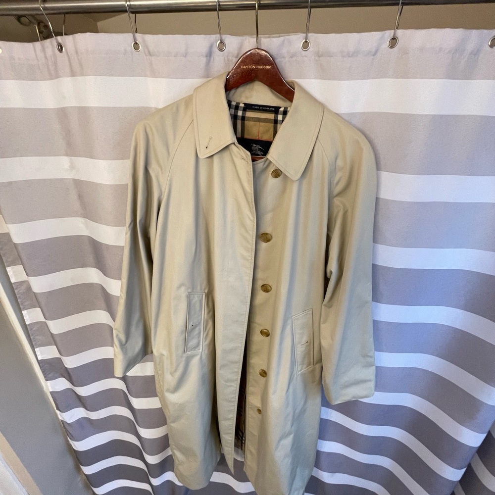 Vintage (2001) Burberry Carr Rain Coat. Size 12 (US).